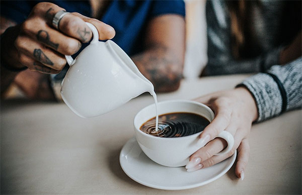 Mulher com uma xícara de café